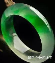 看翡翠镯料灯光,翡翠镯料灯光下的璀璨魅力揭秘