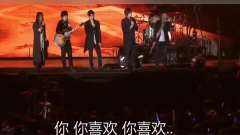 明星被歌迷抢唱歌,明星现场被抢唱歌瞬间